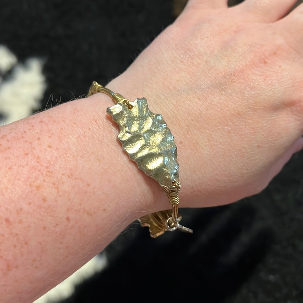 Beth hooks design Gold arrowhead wire bracelet